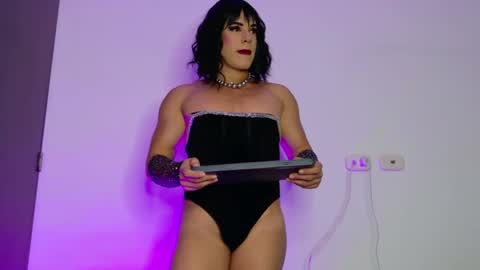 Isabella Hilton online show from 30, 9, 2025