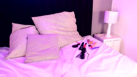 Isabela Isa for lovers online show from 24, 3, 2026