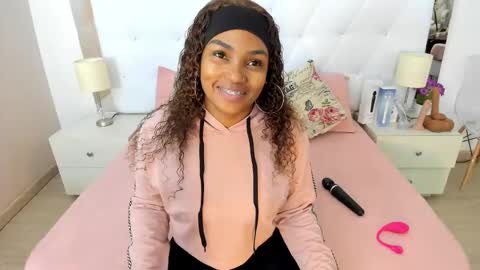 Snapshot of isla_scott chatting on 5, 10, 2025 Vanessa online show from 5, 10, 2025