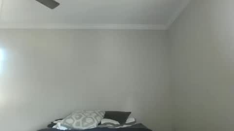 island625103 online show from 15, 9, 2025