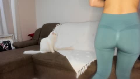 Issabelle online show from 28, 2, 2025