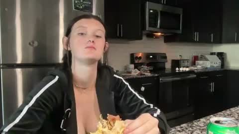 Snapshot of itskaylaaa chatting on 9, 6, 2026 itsKaylaaa online show from 9, 6, 2026