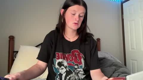 Snapshot of itskaylaaa chatting on 7, 7, 2026 itsKaylaaa online show from 7, 7, 2026
