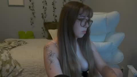 Snapshot of itsmiaeverly chatting on 9, 8, 2026 Mia Everly online show from 9, 8, 2026
