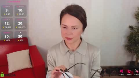 Queen of nylon  Victoria online show from 10, 9, 2025