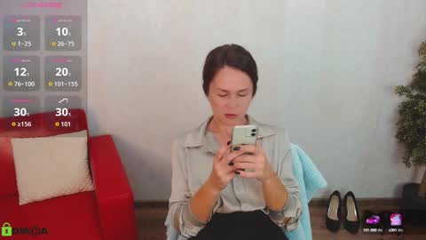 Queen of nylon  Victoria online show from 15, 9, 2025