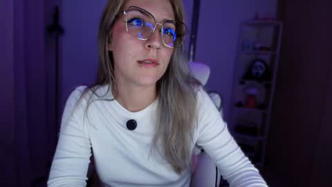 Linda Sofia help me get to 100 thumbs up online show from 6, 4, 2026