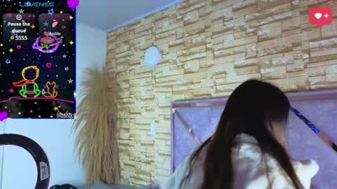 jade white  online show from 25, 3, 2026