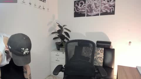 james_adamss_ online show from 19, 12, 2025