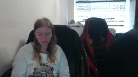 Snapshot of jenisandpeter chatting on 8, 10, 2025 JenisAndPeter online show from 8, 10, 2025