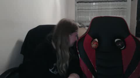 Snapshot of jenisandpeter chatting on 9, 10, 2025 JenisAndPeter online show from 9, 10, 2025