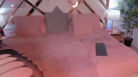 JESSICA STONNE online show from 6, 3, 2025