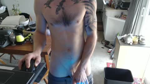 Snapshot of johnnytomcat chatting on 9, 10, 2025 JohnnyTomcat online show from 9, 10, 2025