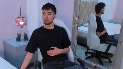 Snapshot of jonnygreey chatting on 17, 11, 2025 JonnyGreey online show from 17, 11, 2025