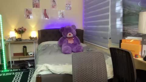 EloiseMoree online show from 2, 2, 2025