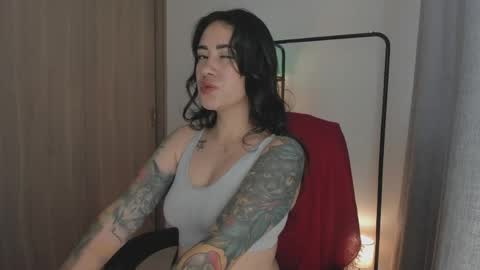 Juli Modelo Independiente online show from 5, 5, 2026