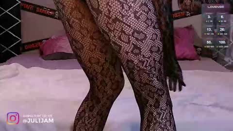 Snapshot of juli_jam chatting on 30, 10, 2025 Hi call me July My fav speed 111222333666 PVT open online show from 30, 10, 2025