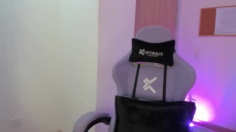 juli_santos_22 online show from 31, 1, 2025