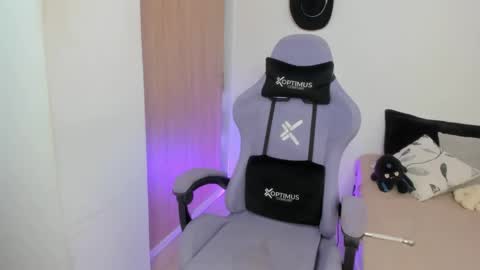 juli_santos_22 online show from 8, 3, 2025