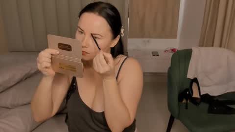 juliamillss online show from 17, 11, 2025