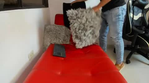 julian_wallace online show from 8, 4, 2026