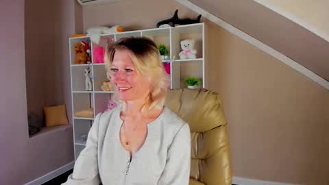 Julie Lucasss online show from 14, 3, 2026