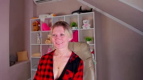 Julie Lucasss online show from 15, 3, 2026
