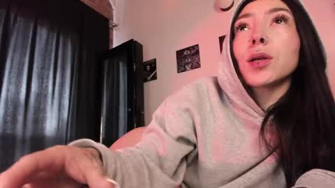 juliet_sourire online show from 4, 3, 2025