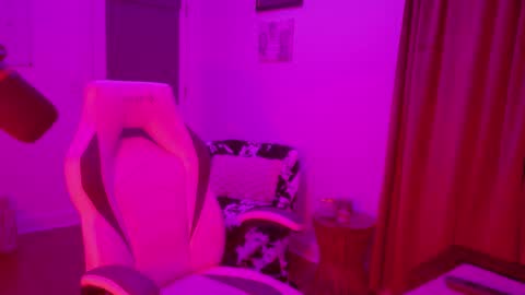 Snapshot of juliettetoken chatting on 6, 4, 2026 Goddess Endigo online show from 6, 4, 2026