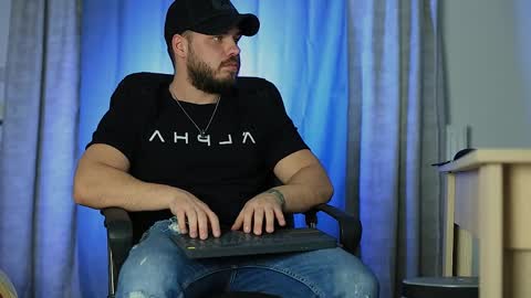 Snapshot of juliusmasters chatting on 5, 1, 2025 JULiUS online show from 5, 1, 2025