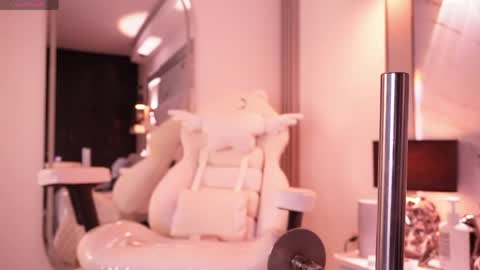 jullianapriv_ online show from 18, 4, 2026