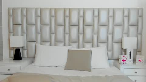 katy blonde girl and paola big boobs online show from 1, 2, 2025