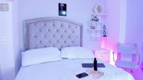 kellyMillian  online show from 14, 12, 2024