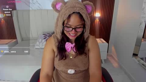 Snapshot of kellynovoa chatting on 25, 11, 2025 KELLY online show from 25, 11, 2025