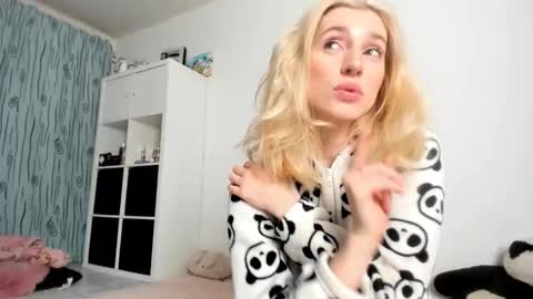 Kenzie online show from 8, 11, 2025