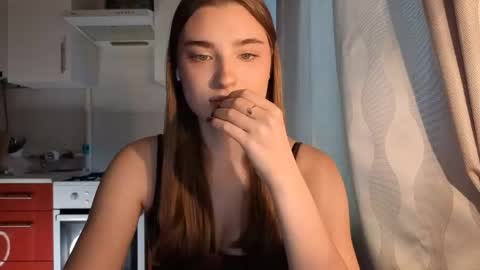Ola my name is Lissa  Lets hit 10 Thumbs Up together   online show from 29, 5, 2026