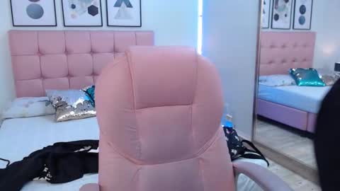 Snapshot of kiki_cams chatting on 22, 10, 2025 kIKI online show from 22, 10, 2025