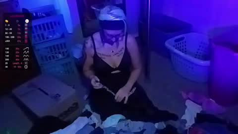 kikilovespartylights online show from 1, 1, 2025