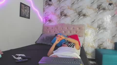 Snapshot of kim_strawberry chatting on 11, 4, 2026 kim online show from 11, 4, 2026