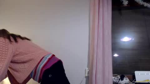 sexysexyhotwetpinkredpussy online show from 5, 1, 2025