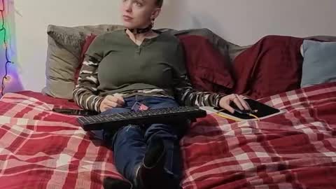 Scarred Thighs online show from 17, 12, 2025