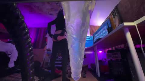 Snapshot of kinksmcgee chatting on 29, 3, 2026 Nikki online show from 29, 3, 2026