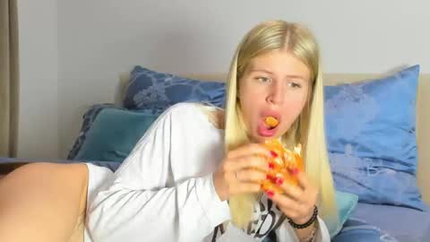Snapshot of kirraa_ chatting on 13, 5, 2026 Kira online show from 13, 5, 2026