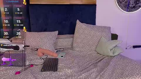 Kissing Company online show from 25, 2, 2025