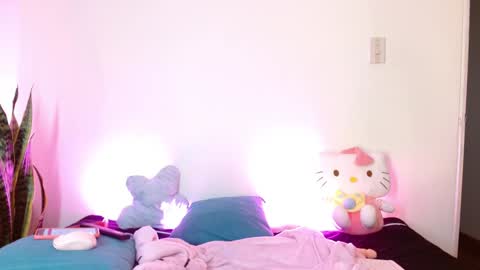 LAURA  help me reach 100likes online show from 28, 1, 2025