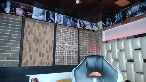 kriss_sweetboobs online show from 13, 9, 2025