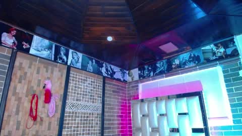 kriss_sweetboobs online show from 2, 4, 2026