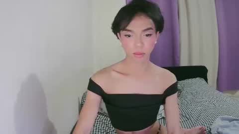 Snapshot of la_ura chatting on 11, 11, 2025 Laura online show from 11, 11, 2025