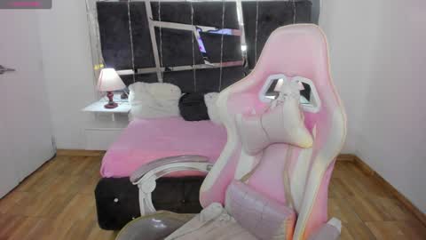  L A R A   online show from 31, 12, 2024