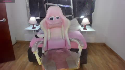  L A R A   online show from 9, 1, 2025